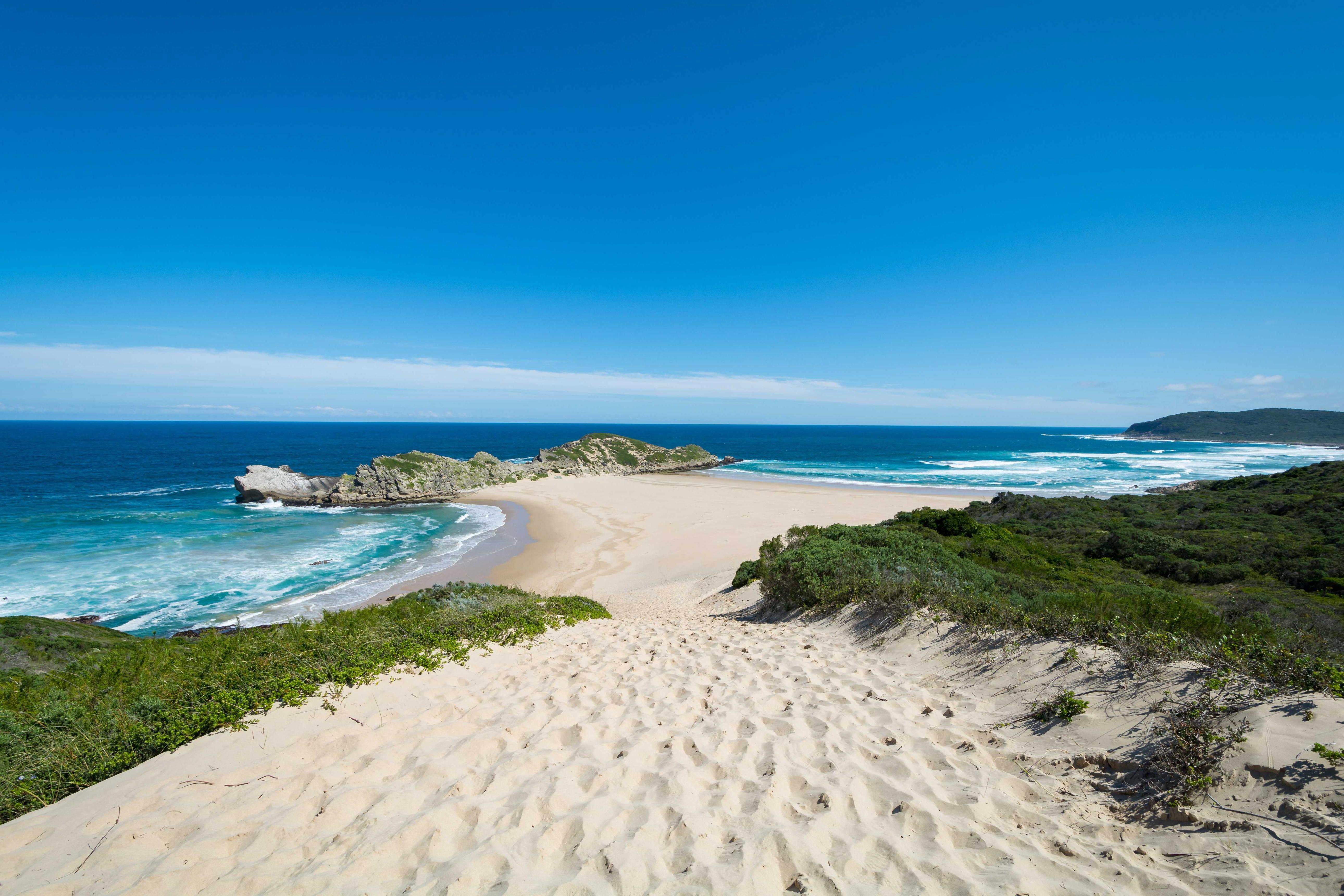 Robberg Beach, Plettenberg Bay: white sand between rocky shores and blue ocean
